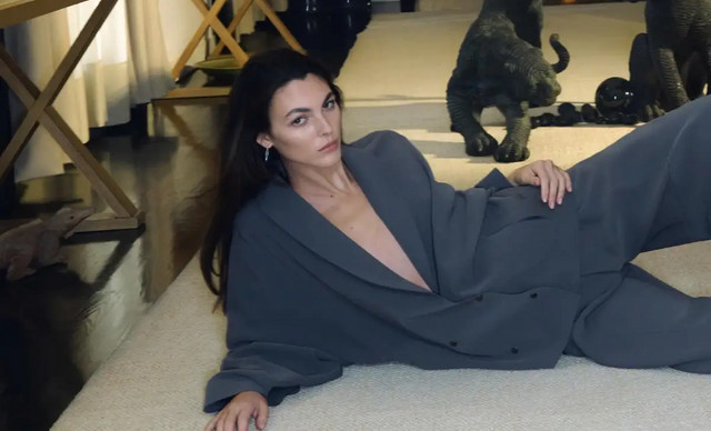 Giorgio Armani: &Eta; &tau;&epsilon;&lambda;&epsilon;&upsilon;&tau;&alpha;ί&alpha; &kappa;&alpha;&mu;&pi;ά&nu;&iota;&alpha; &pi;&omicron;&upsilon; &sigma;&chi;&epsilon;&delta;ί&alpha;&sigma;&epsilon; &omicron; ί&delta;&iota;&omicron;&sigmaf;, &phi;&omega;&tau;&omicron;&gamma;&rho;&alpha;&phi;ή&theta;&eta;&kappa;&epsilon; &sigma;&tau;&omicron; &sigma;&pi;ί&tau;&iota; &tau;&omicron;&upsilon;