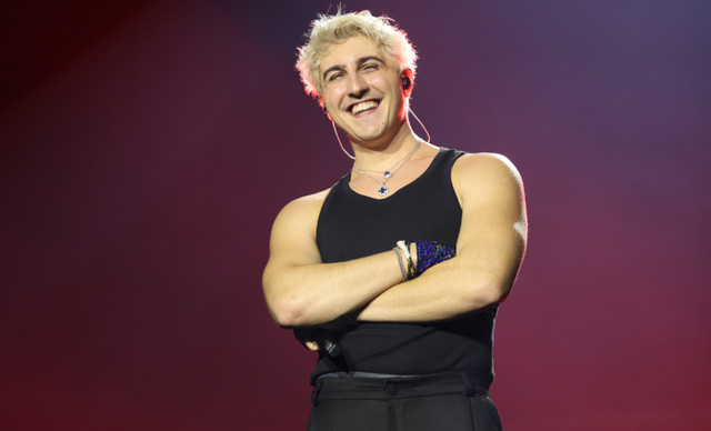 Good Job Nicky: &Alpha;&pi;&omicron;&kappa;&alpha;&lambda;ύ&pi;&tau;&epsilon;&iota; &tau;&omicron;&nu; &lambda;ό&gamma;&omicron; &pi;&omicron;&upsilon; &pi;έ&tau;&alpha;&xi;&epsilon; &tau;&omicron; &alpha;&kappa;&omicron;&upsilon;&sigma;&tau;&iota;&kappa;ό &sigma;&tau;&eta;&nu; &sigma;&kappa;&eta;&nu;ή &tau;&omicron;&upsilon; Sing for Greece