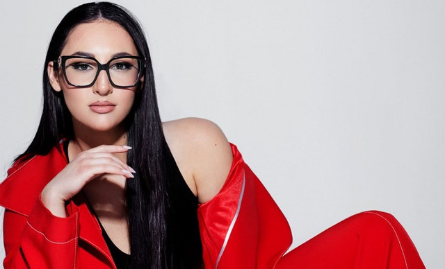 Klavdia: &Mu;&iota;&lambda;ά &pi;&rho;ώ&tau;&eta; &phi;&omicron;&rho;ά &sigma;&tau;&eta;&nu; &kappa;ά&mu;&epsilon;&rho;&alpha; &gamma;&iota;&alpha; &tau;&eta;&nu; &upsilon;&pi;ό&theta;&epsilon;&sigma;&eta; revenge porn