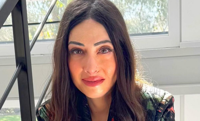 &Iota;&omega;ά&nu;&nu;&alpha; &Pi;&alpha;&lambda;&iota;&omicron;&sigma;&pi;ύ&rho;&omicron;&upsilon;: &Sigma;&upsilon;&gamma;&kappa;&lambda;&omicron;&nu;ί&zeta;&epsilon;&iota; &mu;&epsilon; &epsilon;&iota;&kappa;ό&nu;&epsilon;&sigmaf; &alpha;&pi;ό &tau;&eta; &mu;&alpha;&kappa;&rho;ά &pi;&omicron;&rho;&epsilon;ί&alpha; &alpha;&pi;&omicron;&kappa;&alpha;&tau;ά&sigma;&tau;&alpha;&sigma;&eta;&sigmaf;