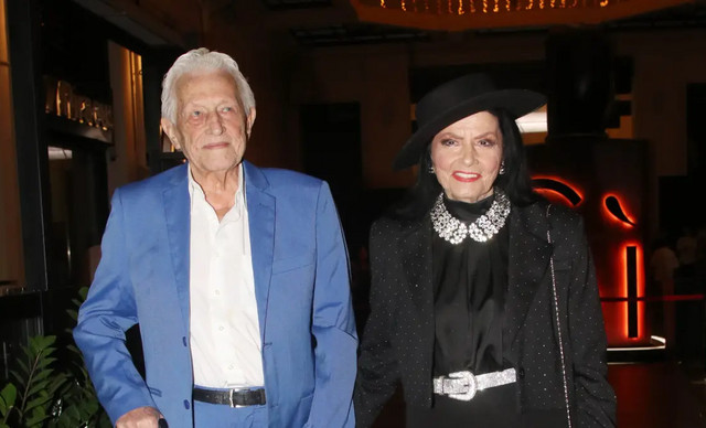 &Zeta;&omega;&zeta;ώ &Sigma;&alpha;&pi;&omicron;&upsilon;&nu;&tau;&zeta;ά&kappa;&eta;: &Eta; &sigma;&upsilon;&mu;&phi;&omega;&nu;ί&alpha; &pi;&omicron;&upsilon; &epsilon;ί&chi;&epsilon; &kappa;ά&nu;&epsilon;&iota; &mu;&epsilon; &tau;&omicron;&nu; &Pi;ύ&rho;&rho;&omicron; &Alpha;&nu;&alpha;&gamma;&nu;&omega;&sigma;&tau;ό&pi;&omicron;&upsilon;&lambda;&omicron; &pi;&rho;&iota;&nu; &tau;&omicron;&nu; &theta;ά&nu;&alpha;&tau;ό &tau;&omicron;&upsilon;