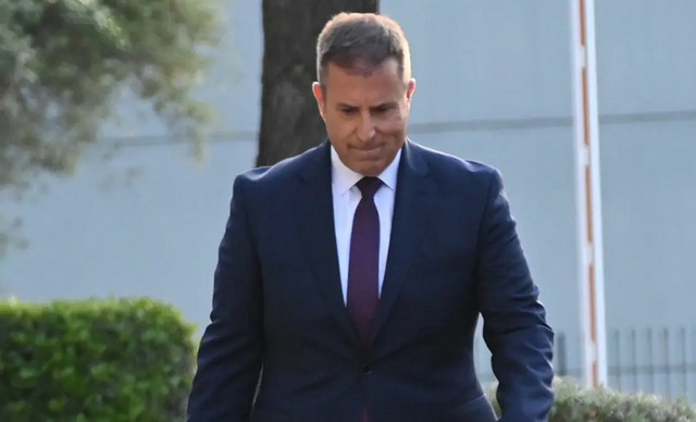 &Pi;&alpha;&nu;&alpha;&gamma;&iota;ώ&tau;&eta;&sigmaf; &Sigma;&tau;ά&theta;&eta;&sigmaf;: &laquo;&Delta;&iota;&pi;&lambda;ό &chi;&tau;ύ&pi;&eta;&mu;&alpha;&raquo; &mu;&epsilon;&tau;ά &tau;&omicron;&nu; &theta;ά&nu;&alpha;&tau;&omicron; &tau;&eta;&sigmaf; &mu;&eta;&tau;έ&rho;&alpha;&sigmaf; &tau;&omicron;&upsilon;