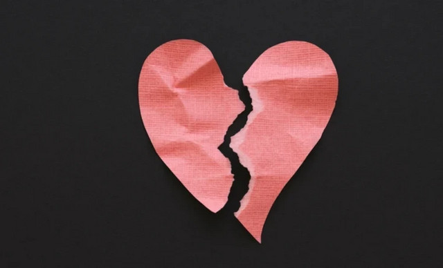 &Alpha;&gamma;&alpha;&pi;&eta;&mu;έ&nu;&omicron; &zeta;&epsilon;&upsilon;&gamma;ά&rho;&iota; &tau;&eta;&sigmaf; &epsilon;&lambda;&lambda;&eta;&nu;&iota;&kappa;ή&sigmaf; showbiz &chi;ώ&rho;&iota;&sigma;&epsilon; &mu;&epsilon;&tau;ά &alpha;&pi;ό 25 &chi;&rho;ό&nu;&iota;&alpha; &kappa;&omicron;&iota;&nu;ή&sigmaf; &zeta;&omega;ή&sigmaf; &kappa;&alpha;&iota; 2 &pi;&alpha;&iota;&delta;&iota;ά