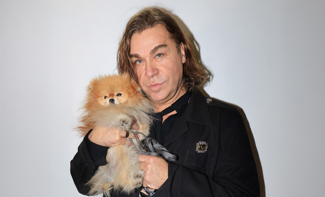 &Tau;&rho;ύ&phi;&omega;&nu;&alpha;&sigmaf; &Sigma;&alpha;&mu;&alpha;&rho;ά&sigmaf;: &Sigma;&kappa;&omicron;&tau;ώ&theta;&eta;&kappa;&epsilon; &eta; &sigma;&kappa;&upsilon;&lambda;ί&tau;&sigma;&alpha; &tau;&omicron;&upsilon; &sigma;&tau;&alpha; &pi;&alpha;&rho;&alpha;&sigma;&kappa;ή&nu;&iota;&alpha; &tau;&omicron;&upsilon; J2US