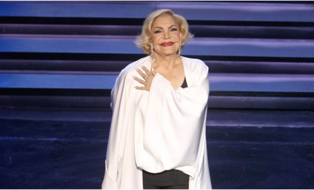 &Mu;&alpha;&rho;&iota;&nu;έ&lambda;&lambda;&alpha;: &Sigma;ή&mu;&epsilon;&rho;&alpha; &eta; &kappa;&eta;&delta;&epsilon;ί&alpha; &tau;&eta;&sigmaf; &ndash; &Tau;&omicron; &lambda;&alpha;ϊ&kappa;ό &pi;&rho;&omicron;&sigma;&kappa;ύ&nu;&eta;&mu;&alpha; &kappa;&alpha;&iota; &tau;&omicron; &tau;&epsilon;&lambda;&epsilon;&upsilon;&tau;&alpha;ί&omicron; &laquo;&alpha;&nu;&tau;ί&omicron;&raquo;