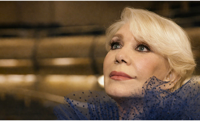 &Eta; &sigma;&upsilon;&gamma;&kappa;&lambda;&omicron;&nu;&iota;&sigma;&tau;&iota;&kappa;ή &sigma;&tau;&iota;&gamma;&mu;ή &pi;&omicron;&upsilon; &pi;&alpha;&sigma;ί&gamma;&nu;&omega;&sigma;&tau;&eta; &tau;&rho;&alpha;&gamma;&omicron;&upsilon;&delta;ί&sigma;&tau;&rho;&iota;&alpha; &mu;&alpha;&theta;&alpha;ί&nu;&epsilon;&iota; &gamma;&iota;&alpha; &tau;&omicron;&nu; &theta;ά&nu;&alpha;&tau;&omicron; &tau;&eta;&sigmaf; &Mu;&alpha;&rho;&iota;&nu;έ&lambda;&lambda;&alpha;&sigmaf; on air