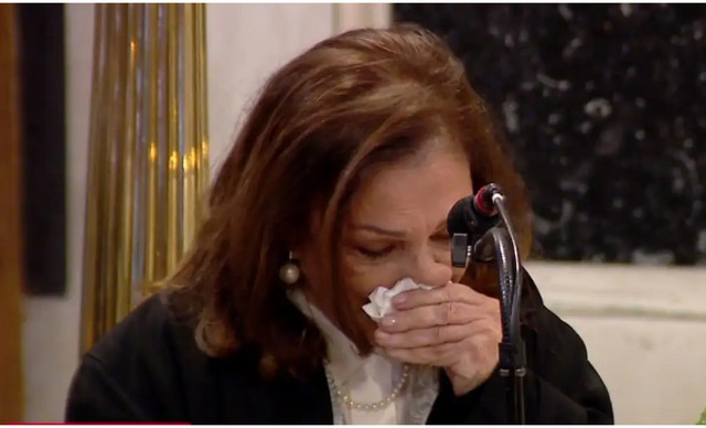 &Mu;&alpha;&rho;&iota;&nu;έ&lambda;&lambda;&alpha;: &Sigma;&upsilon;&gamma;&kappa;&lambda;ό&nu;&iota;&sigma;&epsilon; &eta; &Alpha;&lambda;&epsilon;&xi;ί&omicron;&upsilon; &mu;&epsilon; &tau;&omicron;&nu; &sigma;&pi;&alpha;&rho;&alpha;&kappa;&tau;&iota;&kappa;ό &tau;&eta;&sigmaf; &epsilon;&pi;&iota;&kappa;ή&delta;&epsilon;&iota;&omicron; &ndash; &laquo;&Omicron; &kappa;ό&sigma;&mu;&omicron;&sigmaf; &pi;&epsilon;&rho;ί&mu;&epsilon;&nu;&epsilon; &nu;&alpha; &epsilon;&pi;&iota;&sigma;&tau;&rho;έ&psi;&epsilon;&iota;&sigmaf;&raquo;