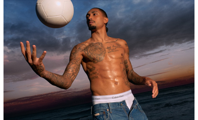 &Eta; Calvin Klein &epsilon;&pi;&iota;&lambda;έ&gamma;&epsilon;&iota; &tau;&omicron;&nu; &pi;&omicron;&delta;&omicron;&sigma;&phi;&alpha;&iota;&rho;&iota;&sigma;&tau;ή Raphinha &gamma;&iota;&alpha; &tau;&eta; &nu;έ&alpha; &kappa;&alpha;&mu;&pi;ά&nu;&iota;&alpha; &epsilon;&sigma;&omega;&rho;&omicron;ύ&chi;&omega;&nu;