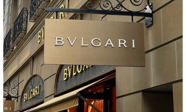 A&upsilon;&tau;ό&sigmaf; &epsilon;ί&nu;&alpha;&iota; &omicron; &pi;&rho;ώ&tau;&omicron;&sigmaf; ά&nu;&delta;&rho;&alpha;&sigmaf; global ambassador &tau;&omicron;&upsilon; &omicron;ί&kappa;&omicron;&upsilon; Bvlgari (&Phi;&Omega;&Tau;&Omicron;)