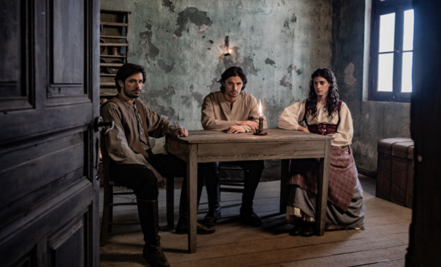 &laquo;&Omicron;&Iota; &Alpha;&Theta;&Omega;&Omicron;&Iota;&raquo;: &Mu;&iota;&alpha; &alpha;&pi;ό &tau;&iota;&sigmaf; &mu;&epsilon;&gamma;&alpha;&lambda;ύ&tau;&epsilon;&rho;&epsilon;&sigmaf; &iota;&sigma;&tau;&omicron;&rho;ί&epsilon;&sigmaf; &alpha;&gamma;ά&pi;&eta;&sigmaf; &sigma;&tau;&eta;&nu; &Kappa;έ&rho;&kappa;&upsilon;&rho;&alpha; &tau;&omicron;&upsilon; 20&omicron;&upsilon; &alpha;&iota;ώ&nu;&alpha;