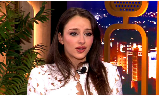 &Sigma;&upsilon;&gamma;&kappa;&lambda;&omicron;&nu;ί&zeta;&epsilon;&iota; &eta; &Epsilon;&beta;&epsilon;&lambda;ί&nu;&alpha; &Beta;&alpha;&sigma;ί&lambda;&eta;: &Eta; &mu;ά&chi;&eta; &mu;&epsilon; &tau;&iota;&sigmaf; &delta;&iota;&alpha;&tau;&rho;&omicron;&phi;&iota;&kappa;έ&sigmaf; &delta;&iota;&alpha;&tau;&alpha;&rho;&alpha;&chi;έ&sigmaf; &ndash; &laquo;&Delta;&epsilon;&nu; &mu;&epsilon; &alpha;&nu;&alpha;&gamma;&nu;ώ&rho;&iota;&zeta;&alpha;&raquo; (&Beta;&Iota;&Nu;&Tau;&Epsilon;&Omicron;)