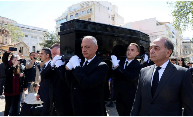 &Mu;&alpha;&rho;&iota;&nu;έ&lambda;&lambda;&alpha;: Έ&pi;&epsilon;&sigma;&epsilon; &eta; &alpha;&upsilon;&lambda;&alpha;ί&alpha; &gamma;&iota;&alpha; &tau;&eta; &sigma;&pi;&omicron;&upsilon;&delta;&alpha;ί&alpha; &phi;&omega;&nu;ή &tau;&omicron;&upsilon; &epsilon;&lambda;&lambda;&eta;&nu;&iota;&kappa;&omicron;ύ &pi;&epsilon;&nu;&tau;&alpha;&gamma;&rho;ά&mu;&mu;&omicron;&upsilon;