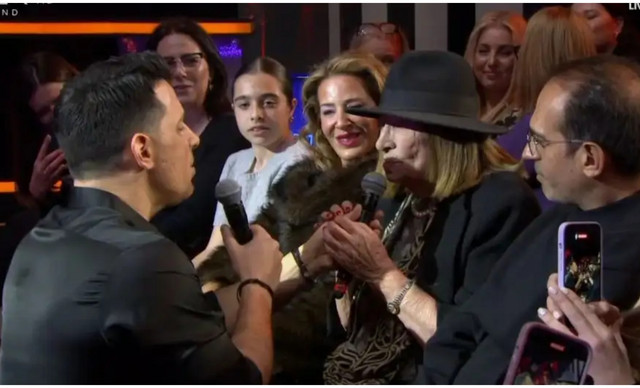 &Theta;&omicron;&delta;&omega;&rho;ή&sigmaf; &Phi;έ&rho;&rho;&eta;&sigmaf;: &Tau;&rho;&alpha;&gamma;&omicron;ύ&delta;&eta;&sigma;&epsilon; &mu;&alpha;&zeta;ί &mu;&epsilon; &tau;&eta; &mu;&eta;&tau;έ&rho;&alpha; &tau;&omicron;&upsilon; &kappa;&alpha;&iota; &sigma;&upsilon;&gamma;&kappa;ί&nu;&eta;&sigma;&epsilon; &tau;&omicron; &kappa;&omicron;&iota;&nu;ό (&Beta;&Iota;&Nu;&Tau;&Epsilon;&Omicron;)