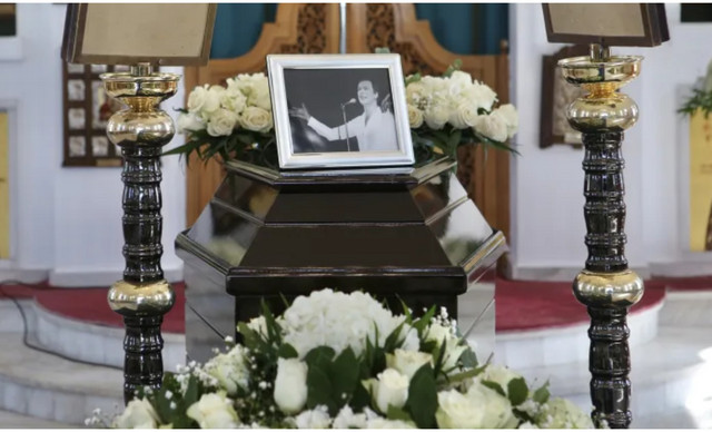 &Gamma;&iota;ώ&rho;&gamma;&omicron;&sigmaf; &Mu;&alpha;&rho;ί&nu;&omicron;&sigmaf;: &Sigma;&epsilon; &kappa;&lambda;ί&mu;&alpha; &sigma;&upsilon;&gamma;&kappa;ί&nu;&eta;&sigma;&eta;&sigmaf; &eta; &kappa;&eta;&delta;&epsilon;ί&alpha; &tau;&omicron;&upsilon; &sigma;&pi;&omicron;&upsilon;&delta;&alpha;ί&omicron;&upsilon; showman&nbsp;(&Phi;&Omega;&Tau;&Omicron;)