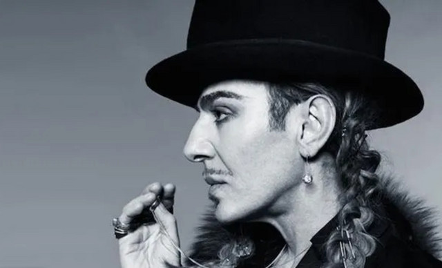 Nέ&alpha; &epsilon;&pi;&omicron;&chi;ή &gamma;&iota;&alpha; &tau;&eta; Zara &mu;&epsilon; &tau;&eta;&nu; &upsilon;&pi;&omicron;&gamma;&rho;&alpha;&phi;ή &tau;&omicron;&upsilon; John Galliano