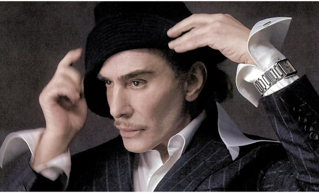 John Galliano: &Alpha;&pi;ό &tau;&eta;&nu; &kappa;&omicron;&rho;&upsilon;&phi;ή &sigma;&tau;&eta;&nu; &pi;&tau;ώ&sigma;&eta; &ndash; &Eta; &epsilon;&pi;&iota;&sigma;&tau;&rho;&omicron;&phi;ή &pi;&omicron;&upsilon; &kappa;&alpha;&nu;&epsilon;ί&sigmaf; &delta;&epsilon;&nu; &pi;&epsilon;&rho;ί&mu;&epsilon;&nu;&epsilon;