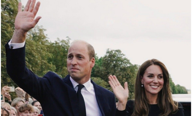 &Kappa;ate Middleton: &Sigma;&epsilon;&rho;&beta;ί&rho;&epsilon;&iota; &mu;&pi;ύ&rho;&epsilon;&sigmaf; &mu;&alpha;&zeta;ί &mu;&epsilon; &tau;&omicron;&nu; &Pi;&rho;ί&gamma;&kappa;&iota;&pi;&alpha; William &sigma;&tau;&eta;&nu; &iota;&sigma;&tau;&omicron;&rho;&iota;&kappa;ή &alpha;&gamma;&omicron;&rho;ά &tau;&omicron;&upsilon; &Lambda;&omicron;&nu;&delta;ί&nu;&omicron;&upsilon;