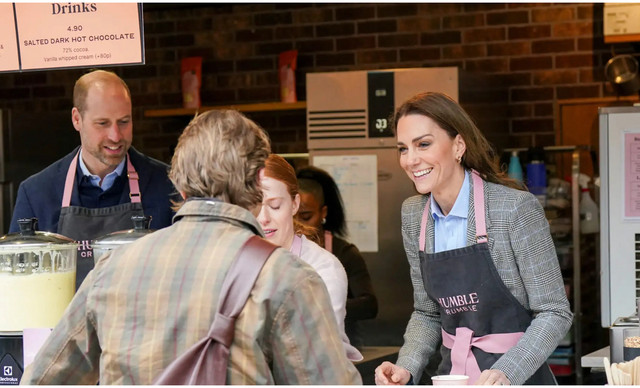 &Kappa;ate Middleton: &Sigma;έ&rho;&beta;&iota;&rho;&epsilon; &mu;&pi;ύ&rho;&epsilon;&sigmaf; &mu;&alpha;&zeta;ί &mu;&epsilon; &tau;&omicron;&nu; &Pi;&rho;ί&gamma;&kappa;&iota;&pi;&alpha; William &sigma;&tau;&eta;&nu; &alpha;&gamma;&omicron;&rho;ά &tau;&omicron;&upsilon; &Lambda;&omicron;&nu;&delta;ί&nu;&omicron;&upsilon; (&Phi;&Omega;&Tau;&Omicron;)