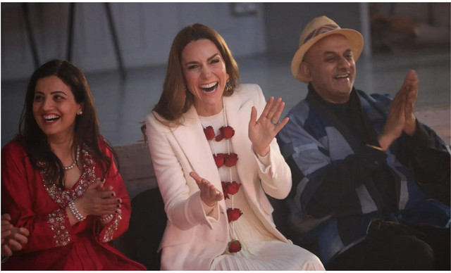 Kate Middleton: &Chi;ό&rho;&epsilon;&psi;&epsilon; &xi;&upsilon;&pi;ό&lambda;&upsilon;&tau;&eta; &pi;&alpha;&rho;&alpha;&delta;&omicron;&sigma;&iota;&alpha;&kappa;&omicron;ύ&sigmaf; &chi;&omicron;&rho;&omicron;ύ&sigmaf; &sigma;&epsilon; &gamma;&iota;&omicron;&rho;&tau;ή &tau;&eta;&sigmaf; &iota;&nu;&delta;&iota;&kappa;ή&sigmaf; &kappa;&omicron;&iota;&nu;ό&tau;&eta;&tau;&alpha;&sigmaf; (&Phi;&Omega;&Tau;&Omicron;)