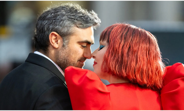 Έ&kappa;&lambda;&epsilon;&iota;&sigma;&epsilon; &tau;&alpha; 40 &eta; Lady Gaga &ndash; &Omicron;&iota; &lambda;&alpha;&mu;&pi;&epsilon;&rho;&omicron;ί &epsilon;&omicron;&rho;&tau;&alpha;&sigma;&mu;&omicron;ί &mu;&epsilon; &tau;&omicron;&nu; &alpha;&rho;&rho;&alpha;&beta;&omega;&nu;&iota;&alpha;&sigma;&tau;&iota;&kappa;ό &tau;&eta;&sigmaf;, Michael Polansky (&Beta;&Iota;&Nu;&Tau;&Epsilon;&Omicron;)