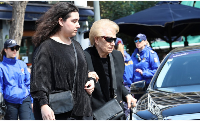 &Kappa;&eta;&delta;&epsilon;ί&alpha; &Mu;&alpha;&rho;&iota;&nu;έ&lambda;&lambda;&alpha;&sigmaf;: &Tau;&rho;&alpha;&gamma;&iota;&kappa;ή &phi;&iota;&gamma;&omicron;ύ&rho;&alpha; &eta; &alpha;&delta;&epsilon;&rho;&phi;ή &tau;&eta;&sigmaf;, &Lambda;&omicron;ύ&lambda;&alpha; &sigma;&tau;&omicron; &tau;&epsilon;&lambda;&epsilon;&upsilon;&tau;&alpha;ί&omicron; &laquo;&alpha;&nu;&tau;ί&omicron;&raquo;