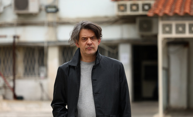 &laquo;&Nu;&alpha; &mu;&rsquo; &alpha;&gamma;&alpha;&pi;ά&sigmaf;&raquo;: &Omicron; &Gamma;&iota;ά&nu;&nu;&omicron;&sigmaf; &Pi;&epsilon;&rho;&lambda;έ&gamma;&kappa;&alpha;&sigmaf; &lsquo;&epsilon;&iota;&sigma;&beta;ά&lambda;&lambda;&epsilon;&iota;&rsquo; &sigma;&tau;&eta; &sigma;&epsilon;&iota;&rho;ά &kappa;&alpha;&iota; &phi;έ&rho;&nu;&epsilon;&iota; &alpha;&nu;&alpha;&sigma;&tau;ά&tau;&omega;&sigma;&eta;