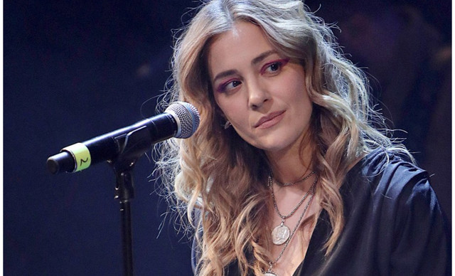 &Nu;&alpha;&tau;ά&sigma;&alpha; &Mu;&pi;&omicron;&phi;ί&lambda;&iota;&omicron;&upsilon;: Έ&gamma;&iota;&nu;&epsilon; viral &tau;&rho;&alpha;&gamma;&omicron;&upsilon;&delta;ώ&nu;&tau;&alpha;&sigmaf; &Kappa;&iota;ά&mu;&omicron; &kappa;&alpha;&iota; &laquo;&phi;&omega;&tau;&iota;ά &mu;&epsilon; &phi;&omega;&tau;&iota;ά&raquo; (&Beta;&Iota;&Nu;&Tau;&Epsilon;&Omicron;)