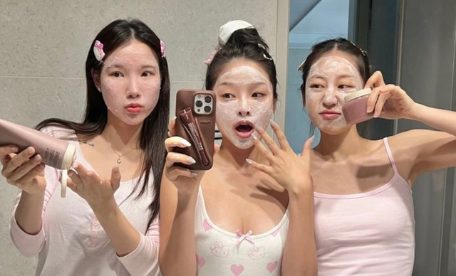 K-Beauty: &Tau;&omicron; &mu;&upsilon;&sigma;&tau;&iota;&kappa;ό &tau;&eta;&sigmaf; &kappa;&omicron;&rho;&epsilon;ά&tau;&iota;&kappa;&eta;&sigmaf; skincare &phi;&iota;&lambda;&omicron;&sigma;&omicron;&phi;ί&alpha;&sigmaf; &pi;&omicron;&upsilon; &alpha;&xi;&iota;&omicron;&pi;&omicron;&iota;&epsilon;ί &tau;&eta; &delta;ύ&nu;&alpha;&mu;&eta; &tau;&omicron;&upsilon; layering