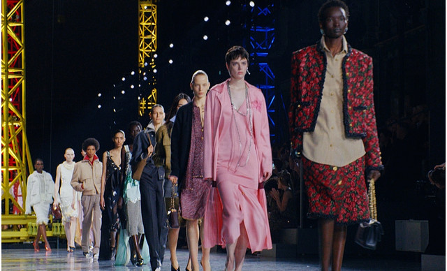 Chanel &Phi;&theta;&iota;&nu;ό&pi;&omega;&rho;&omicron;/&Chi;&epsilon;&iota;&mu;ώ&nu;&alpha;&sigmaf; 2026: &Eta; &mu;&epsilon;&tau;&alpha;&mu;ό&rho;&phi;&omega;&sigma;&eta; &tau;&eta;&sigmaf; &gamma;&upsilon;&nu;&alpha;ί&kappa;&alpha;&sigmaf; &ndash; A&pi;ό &tau;&eta;&nu; &kappa;&alpha;&theta;&eta;&mu;&epsilon;&rho;&iota;&nu;ό&tau;&eta;&tau;&alpha; &sigma;&tau;&eta; &phi;&alpha;&nu;&tau;&alpha;&sigma;ί&alpha;