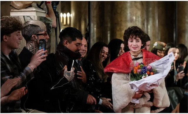 Max Alexander: &Omicron; 10&chi;&rho;&omicron;&nu;&omicron;&sigmaf; &sigma;&chi;&epsilon;&delta;&iota;&alpha;&sigma;&tau;ή&sigmaf; &pi;&omicron;&upsilon; &pi;&alpha;&rho;&omicron;&upsilon;&sigma;ί&alpha;&sigma;&epsilon; &tau;&eta; &sigma;&upsilon;&lambda;&lambda;&omicron;&gamma;ή &tau;&omicron;&upsilon; &sigma;&tau;&omicron; &Pi;&alpha;&rho;ί&sigma;&iota;