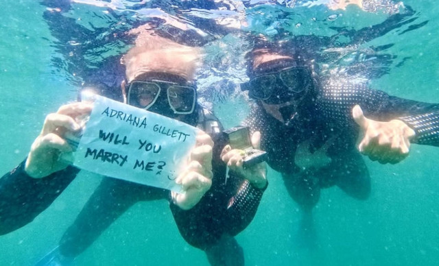 &Pi;&alpha;&sigma;ί&gamma;&nu;&omega;&sigma;&tau;&omicron;&sigmaf; &tau;&rho;&alpha;&gamma;&omicron;&upsilon;&delta;&iota;&sigma;&tau;ή&sigmaf; έ&kappa;&alpha;&nu;&epsilon; &pi;&rho;ό&tau;&alpha;&sigma;&eta; &gamma;ά&mu;&omicron;&upsilon; &sigma;&tau;&eta; &sigma;ύ&nu;&tau;&rho;&omicron;&phi;ό &tau;&omicron;&upsilon; &epsilon;&nu;ώ &kappa;&omicron;&lambda;&upsilon;&mu;&pi;&omicron;ύ&sigma;&alpha;&nu; &delta;ί&pi;&lambda;&alpha; &sigma;&epsilon;&hellip; &kappa;&alpha;&rho;&chi;&alpha;&rho;ί&epsilon;&sigmaf;!