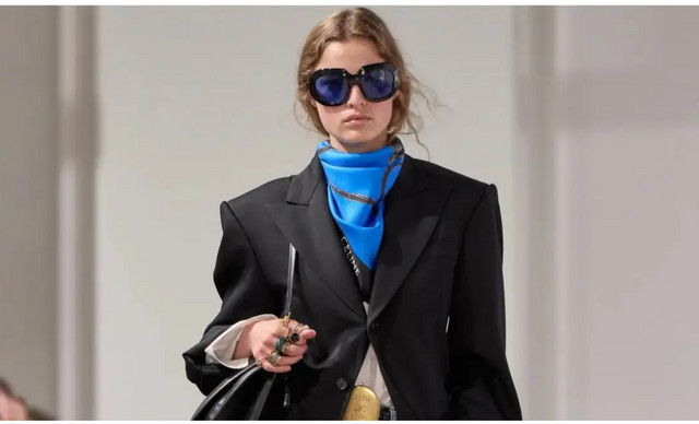 &Tau;&omicron; &alpha;&xi;&epsilon;&sigma;&omicron;&upsilon;ά&rho; &pi;&omicron;&upsilon; &mu;&epsilon;&tau;&alpha;&mu;&omicron;&rho;&phi;ώ&nu;&epsilon;&iota; &alpha;&kappa;ό&mu;&eta; &kappa;&alpha;&iota; &tau;&omicron; &pi;&iota;&omicron; &alpha;&pi;&lambda;ό outfit