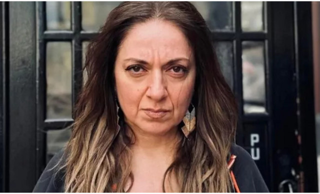 &Mu;&omicron;&upsilon;&tau;ί&delta;&omicron;&upsilon;: &laquo;&Eta; &gamma;&upsilon;&nu;&alpha;ί&kappa;&alpha; &pi;&rho;έ&pi;&epsilon;&iota; &nu;&alpha; &epsilon;ί&nu;&alpha;&iota; &omega;&rho;&alpha;ί&alpha;, &alpha;&lambda;&lambda;&iota;ώ&sigmaf; &omicron; ά&nu;&delta;&rho;&alpha;&sigmaf; &tau;&eta;&sigmaf; &theta;&alpha; &pi;ά&epsilon;&iota; &mu;&epsilon; &mu;&iota;&kappa;&rho;ό&tau;&epsilon;&rho;&eta;&raquo;