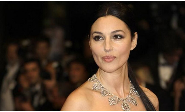 &Mu;&pi;&epsilon;&lambda;&omicron;ύ&tau;&sigma;&iota;: &Phi;&omega;&tau;&omicron;&gamma;&rho;&alpha;&phi;ή&theta;&eta;&kappa;&epsilon; &mu;&epsilon; &tau;&eta;&nu; 15&chi;&rho;&omicron;&nu;&eta; &kappa;ό&rho;&eta; &tau;&eta;&sigmaf; &gamma;&iota;&alpha; &tau;&eta;&nu; &iota;&tau;&alpha;&lambda;&iota;&kappa;ή Vogue