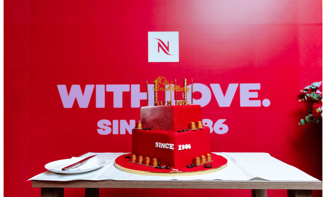 &Eta; Nespresso &Kappa;ύ&pi;&rho;&omicron;&upsilon; &gamma;&iota;ό&rho;&tau;&alpha;&sigma;&epsilon; &tau;&alpha; 40 &chi;&rho;ό&nu;&iota;&alpha; Nespresso &mu;&epsilon; έ&nu;&alpha; &lambda;&alpha;&mu;&pi;&epsilon;&rho;ό, &epsilon;&pi;&epsilon;&tau;&epsilon;&iota;&alpha;&kappa;ό &pi;ά&rho;&tau;&iota;