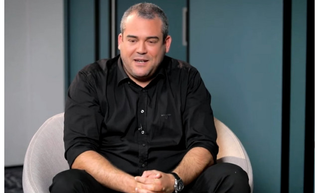 &Sigma;&upsilon;&gamma;&kappa;&iota;&nu;&epsilon;ί &omicron; &Pi;&upsilon;&gamma;&mu;&alpha;&lambda;ί&omega;&nu; &Delta;&alpha;&delta;&alpha;&kappa;&alpha;&rho;ί&delta;&eta;&sigmaf;: &laquo;&Delta;&epsilon;&nu; ή&mu;&omicron;&upsilon;&nu; έ&tau;&omicron;&iota;&mu;&omicron;&sigmaf; &gamma;&iota;&alpha; &tau;&omicron;&nu; &theta;ά&nu;&alpha;&tau;&omicron; &tau;&omega;&nu; &gamma;&omicron;&nu;&iota;ώ&nu; &mu;&omicron;&upsilon;&raquo; (&Beta;&Iota;&Nu;&Tau;&Epsilon;&Omicron;)