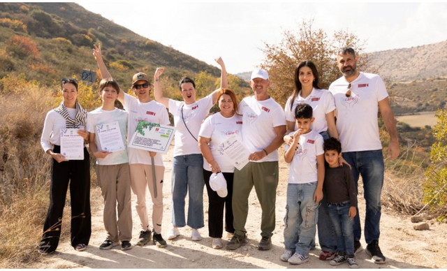 &Pi;&alpha;&gamma;&kappa;ό&sigma;&mu;&iota;&alpha; &Eta;&mu;έ&rho;&alpha; &Delta;&alpha;&sigma;ώ&nu;: &Eta; Exinity &tau;&omicron; Andrey Julia Dashin&a