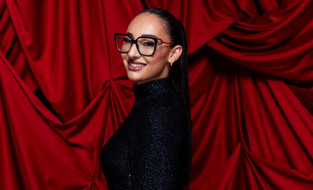 Full in love &eta; Klavdia: &Eta; &pi;&rho;ώ&tau;&eta; &alpha;&nu;ά&rho;&tau;&eta;&sigma;&eta; &mu;&epsilon; &tau;&omicron;&nu; &sigma;ύ&nu;&tau;&rho;&omicron;&phi;ό &tau;&eta;&sigmaf; &ndash; To &pi;&rho;&omicron;&phi;ί&lambda; &tau;&omicron;&upsilon; &epsilon;&pi;&iota;&chi;&epsilon;&iota;&rho;&eta;&mu;&alpha;&tau;ί&alpha; (&Phi;&Omega;&Tau;&Omicron;)