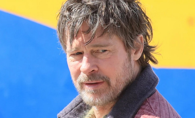 &Alpha;&upsilon;&tau;ό&sigmaf; &epsilon;ί&nu;&alpha;&iota; &omicron; &pi;&alpha;&sigma;ί&gamma;&nu;&omega;&sigma;&tau;&omicron;&sigmaf; Έ&lambda;&lambda;&eta;&nu;&alpha;&sigmaf; &eta;&theta;&omicron;&pi;&omicron;&iota;ό&sigmaf; &pi;&omicron;&upsilon; &theta;&alpha; &pi;&alpha;ί&xi;&epsilon;&iota; &sigma;&tau;&omicron; &pi;&lambda;&epsilon;&upsilon;&rho;ό &tau;&omicron;&upsilon; &Mu;&pi;&rho;&alpha;&nu;&tau; &Pi;&iota;&tau; &sigma;&tau;&omicron; The Riders (&Phi;&Omega;&Tau;&Omicron;)