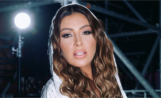 Έ&lambda;&epsilon;&nu;&alpha; &Pi;&alpha;&pi;&alpha;&rho;ί&zeta;&omicron;&upsilon;: &Epsilon;&pi;έ&sigma;&tau;&rho;&epsilon;&psi;&epsilon; &sigma;&tau;&eta; &sigma;&kappa;&eta;&nu;ή &kappa;&alpha;&iota; ά&nu;&alpha;&psi;&epsilon; &laquo;&phi;&omega;&tau;&iota;έ&sigmaf;&raquo; &mu;&epsilon;&tau;ά &tau;&eta;&nu; &pi;&epsilon;&rho;&iota;&pi;έ&tau;&epsilon;&iota;&alpha; &upsilon;&gamma;&epsilon;ί&alpha;&sigmaf; &tau;&eta;&sigmaf; (&Beta;&Iota;&Nu;&Tau;&Epsilon;&Omicron;)