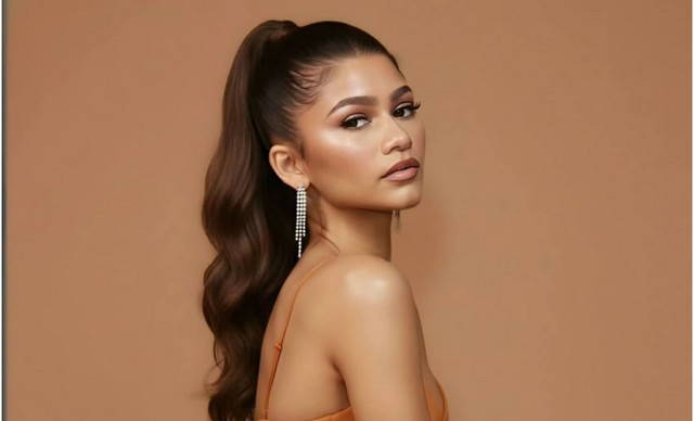 Zendaya: &Epsilon;&mu;&phi;ά&nu;&iota;&sigma;&eta; &sigma;&tau;&alpha; &lambda;&epsilon;&upsilon;&kappa;ά &sigma;&tau;&omicron; show &tau;&eta;&sigmaf; Louis Vuitton &mu;&epsilon;&tau;ά &tau;&iota;&sigmaf; &phi;ή&mu;&epsilon;&sigmaf; &gamma;&iota;&alpha; &mu;&upsilon;&sigma;&tau;&iota;&kappa;ό &gamma;ά&mu;&omicron; (&Beta;&Iota;&Nu;&Tau;&Epsilon;&Omicron;)