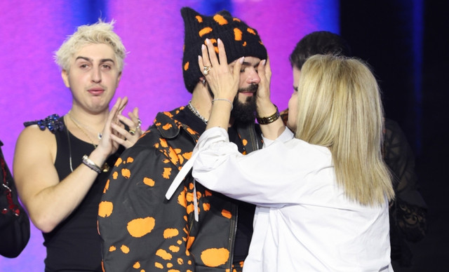 &Sigma;&upsilon;&gamma;&kappa;&iota;&nu;&epsilon;ί &omicron; &Alpha;&kappa;ύ&lambda;&alpha;&sigmaf; &gamma;&iota;&alpha; &tau;&eta; &mu;&eta;&tau;έ&rho;&alpha; &tau;&omicron;&upsilon;: &ldquo;&Sigma;&tau;&alpha; 17 ή&rho;&theta;&epsilon; &alpha;&pi;ό &tau;&eta; &Gamma;&epsilon;&omega;&rho;&gamma;ί&alpha; &mu;&epsilon; έ&nu;&alpha; &mu;&omega;&rho;ό &sigma;&tau;&eta;&nu; &alpha;&gamma;&kappa;&alpha;&lambda;&iota;ά&hellip;&rdquo;