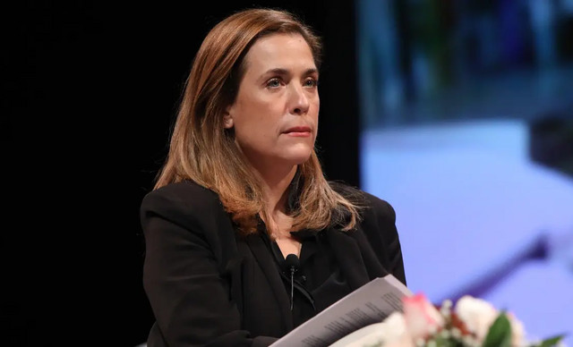 &Epsilon;ύ&alpha; &Alpha;&nu;&tau;&omega;&nu;&omicron;&pi;&omicron;ύ&lambda;&omicron;&upsilon;: &Beta;&alpha;&rho;ύ &pi;έ&nu;&theta;&omicron;&sigmaf; &gamma;&iota;&alpha; &tau;&eta;&nu; &pi;&alpha;&rho;&omicron;&upsilon;&sigma;&iota;ά&sigma;&tau;&rho;&iota;&alpha;