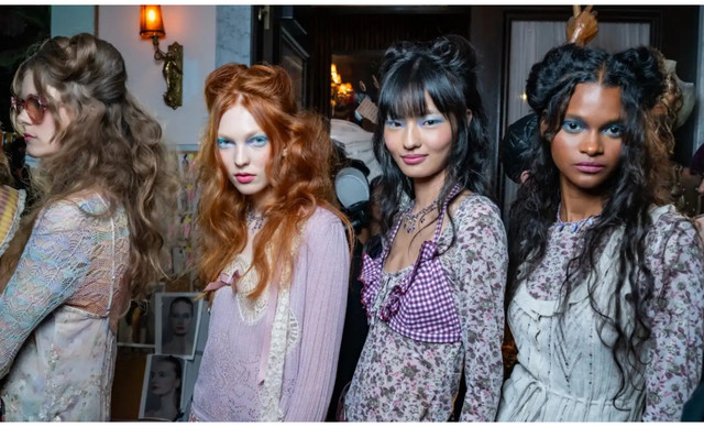 &Mu;&pi;&lambda;&epsilon; &sigma;&kappa;&iota;ά: &Kappa;ά&nu;&epsilon;&iota; come back &mu;&epsilon; &rho;&epsilon;&tau;&rho;ό &rho;&omicron;&mu;&alpha;&nu;&tau;&iota;&kappa;ή &alpha;&lambda;&lambda;ά &kappa;&alpha;&iota; &mu;&epsilon;&tau;&alpha;&mu;&omicron;&nu;&tau;έ&rho;&nu;&alpha; &delta;&iota;ά&theta;&epsilon;&sigma;&eta;