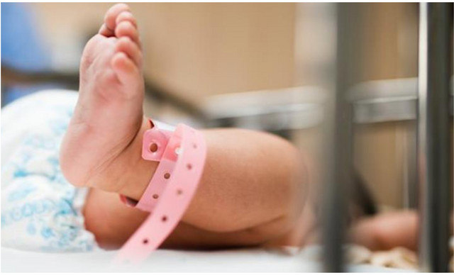 Έ&lambda;&lambda;&eta;&nu;&alpha;&sigmaf; &lambda;&alpha;ϊ&kappa;ό&sigmaf; &tau;&rho;&alpha;&gamma;&omicron;&upsilon;&delta;&iota;&sigma;&tau;ή&sigmaf; έ&gamma;&iota;&nu;&epsilon; &pi;&alpha;&tau;έ&rho;&alpha;&sigmaf; &gamma;&iota;&alpha; &pi;&rho;ώ&tau;&eta; &phi;&omicron;&rho;ά &ndash; &Tau;&alpha; &sigma;&tau;&iota;&gamma;&mu;&iota;ό&tau;&upsilon;&pi;&alpha; &alpha;&pi;ό &tau;&omicron; &mu;&alpha;&iota;&epsilon;&upsilon;&tau;ή&rho;&iota;&omicron;