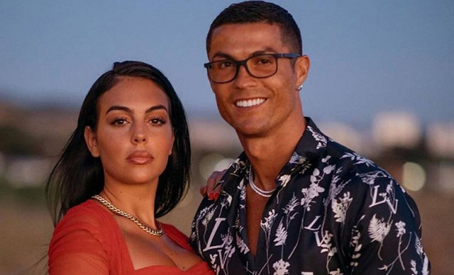 Viral &tau;&omicron; story &tau;&eta;&sigmaf; &sigma;&upsilon;&nu;&tau;&rho;ό&phi;&omicron;&upsilon; &tau;&omicron;&upsilon; &Rho;&omicron;&nu;ά&lambda;&nu;&tau;&omicron;: &Eta; &phi;&omega;&tau;&omicron;&gamma;&rho;&alpha;&phi;ί&alpha; &tau;&omega;&nu; 15 &epsilon;&kappa;&alpha;&tau;&omicron;&mu;&mu;&upsilon;&rho;ί&omega;&nu; &epsilon;&upsilon;&rho;ώ