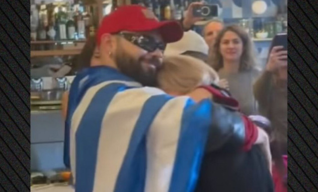 &Delta;ά&kappa;&rho;&upsilon;&sigma;&epsilon; &omicron; &Alpha;&kappa;ύ&lambda;&alpha;&sigmaf;: &Eta; &alpha;&gamma;&kappa;&alpha;&lambda;&iota;ά &mu;&epsilon; &tau;&eta; &mu;&eta;&tau;έ&rho;&alpha; &tau;&omicron;&upsilon; &sigma;&epsilon; &sigma;&upsilon;&nu;ά&nu;&tau;&eta;&sigma;&eta; &mu;&epsilon; &tau;&eta;&nu; &epsilon;&lambda;&lambda;&eta;&nu;&iota;&kappa;ή &kappa;&omicron;&iota;&nu;ό&tau;&eta;&tau;&alpha; &tau;&omega;&nu; &Beta;&rho;&upsilon;&xi;&epsilon;&lambda;&lambda;ώ&nu;