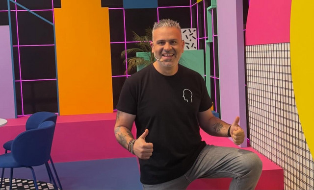 &Lambda;&omicron;ύ&eta;&sigmaf; Night Show: &Sigma;ά&rho;&omega;&sigma;&epsilon; &sigma;&tau;&alpha; 10&chi;&rho;&omicron;&nu;&alpha; &tau;&omicron;&upsilon; Alpha &Kappa;ύ&pi;&rho;&omicron;&upsilon;