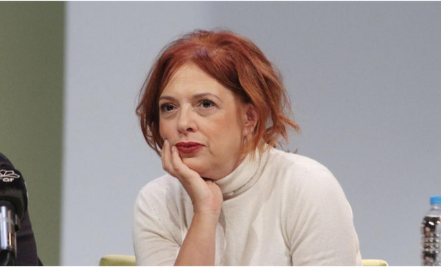 &Epsilon;&lambda;έ&nu;&eta; &Rho;ά&nu;&tau;&omicron;&upsilon;: &Eta; &mu;ί&alpha; &kappa;&alpha;&iota; &mu;&omicron;&nu;&alpha;&delta;&iota;&kappa;ή &phi;&omicron;&rho;ά &pi;&omicron;&upsilon; &pi;ό&zeta;&alpha;&rho;&epsilon; &sigma;&tau;&omicron; &pi;&lambda;&epsilon;&upsilon;&rho;ό &tau;&eta;&sigmaf; &Alpha;&lambda;ί&kappa;&eta;&sigmaf; &Beta;&omicron;&upsilon;&gamma;&iota;&omicron;&upsilon;&kappa;&lambda;ά&kappa;&eta; (&Phi;&Omega;&Tau;&Omicron;)