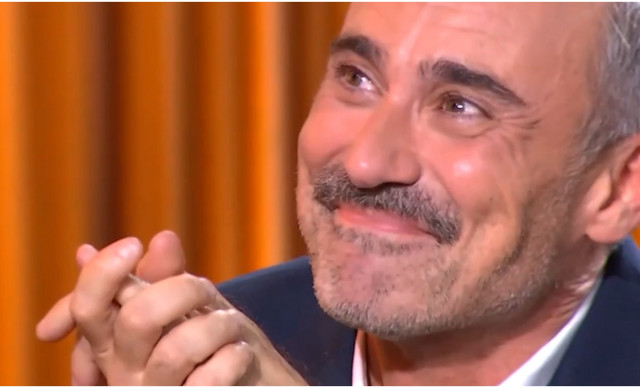 &Gamma;&iota;ώ&rho;&gamma;&omicron;&sigmaf; &Kappa;&alpha;&pi;&omicron;&upsilon;&tau;&zeta;ί&delta;&eta;&sigmaf;: H &epsilon;&rho;&omega;&tau;&iota;&kappa;ή &epsilon;&xi;&omicron;&mu;&omicron;&lambda;ό&gamma;&eta;&sigma;&eta; &sigma;&tau;&omicron;&nu; &sigma;ύ&nu;&tau;&rho;&omicron;&phi;ό &tau;&omicron;&upsilon; &pi;&rho;ώ&tau;&eta; &phi;&omicron;&rho;ά on camera (&Beta;&Iota;&Nu;&Tau;&Epsilon;&Omicron;)